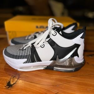 Nike Lebron Witness 7 Big Kid Basketball Shoes.